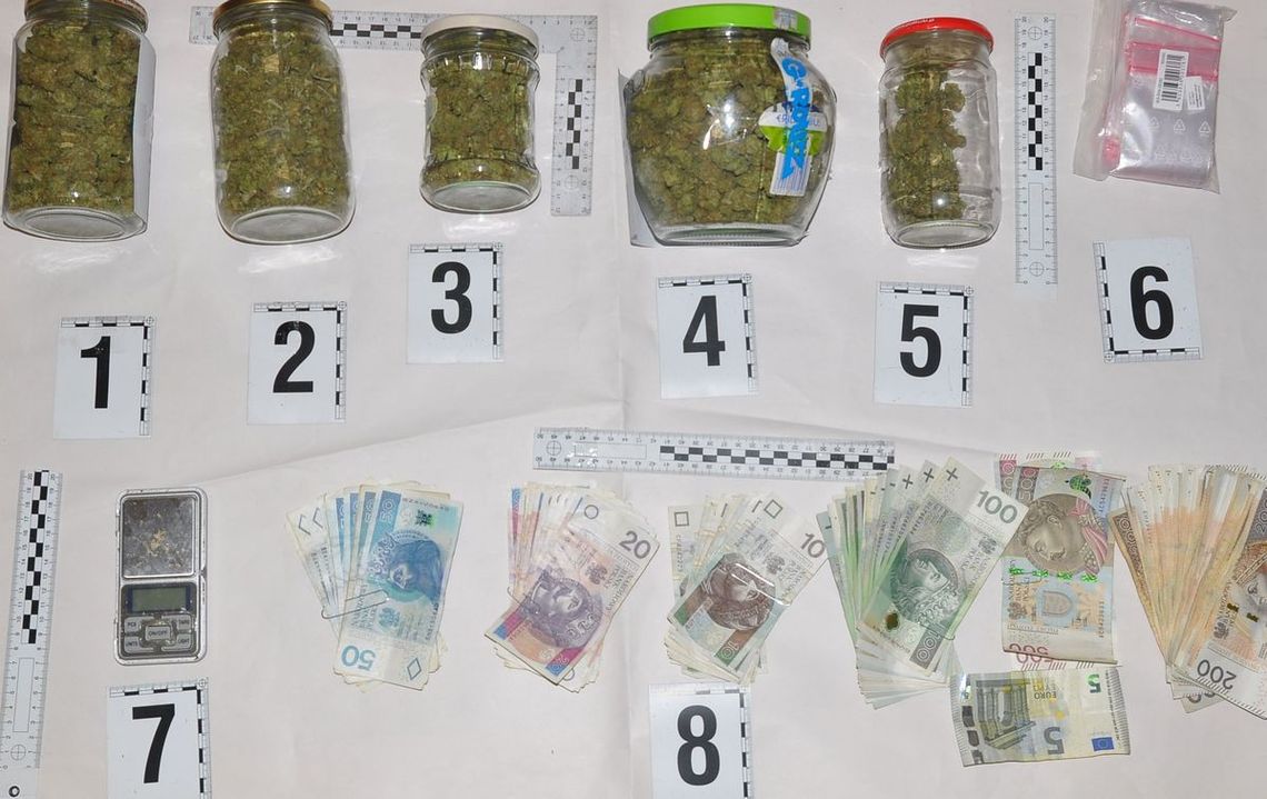 Młody diler zatrzymany tuż przed majówką. Kłopoty będzie też miał jego współlokator Młody diler zatrzymany tuż przed majówką. Kłopoty będzie też miał jego współlokator