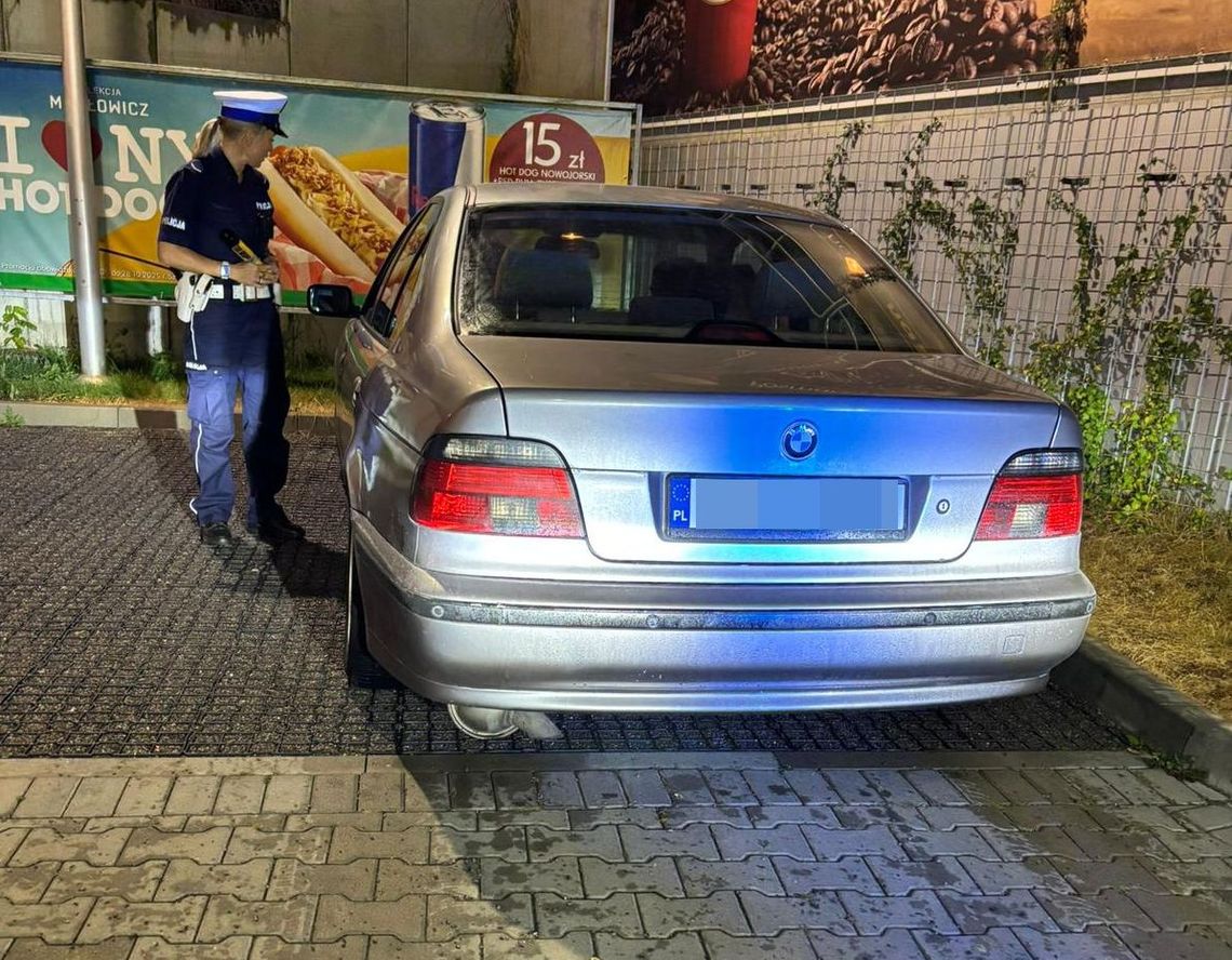 Młody drifter w BMW za swoje popisy uzbierał 42 punkty. Musiał też oddać dowód Młody drifter w BMW za swoje popisy uzbierał 42 punkty. Musiał też oddać dowód