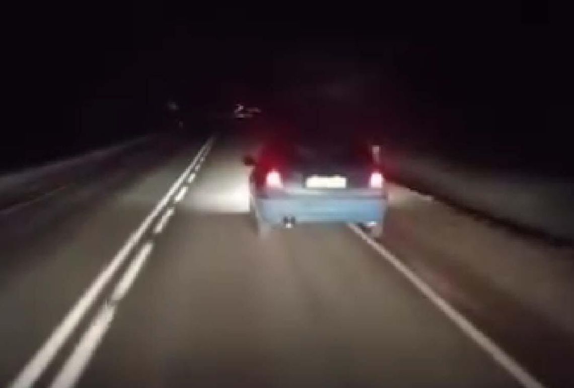 Młody kierowca BMW był tak pijany, że nie potrafił utrzymać prostego toru jazdy. 18-latek zatrzymany przez policję Młody kierowca BMW był tak pijany, że nie potrafił utrzymać prostego toru jazdy. 18-latek zatrzymany przez policję