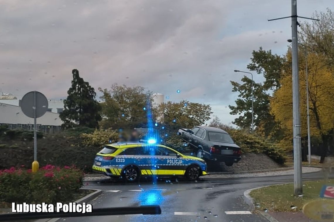 Młody kierowca nie opanował BMW na mokrej drodze. Auto wbiło się w środek ronda Młody kierowca nie opanował BMW na mokrej drodze. Auto wbiło się w środek ronda