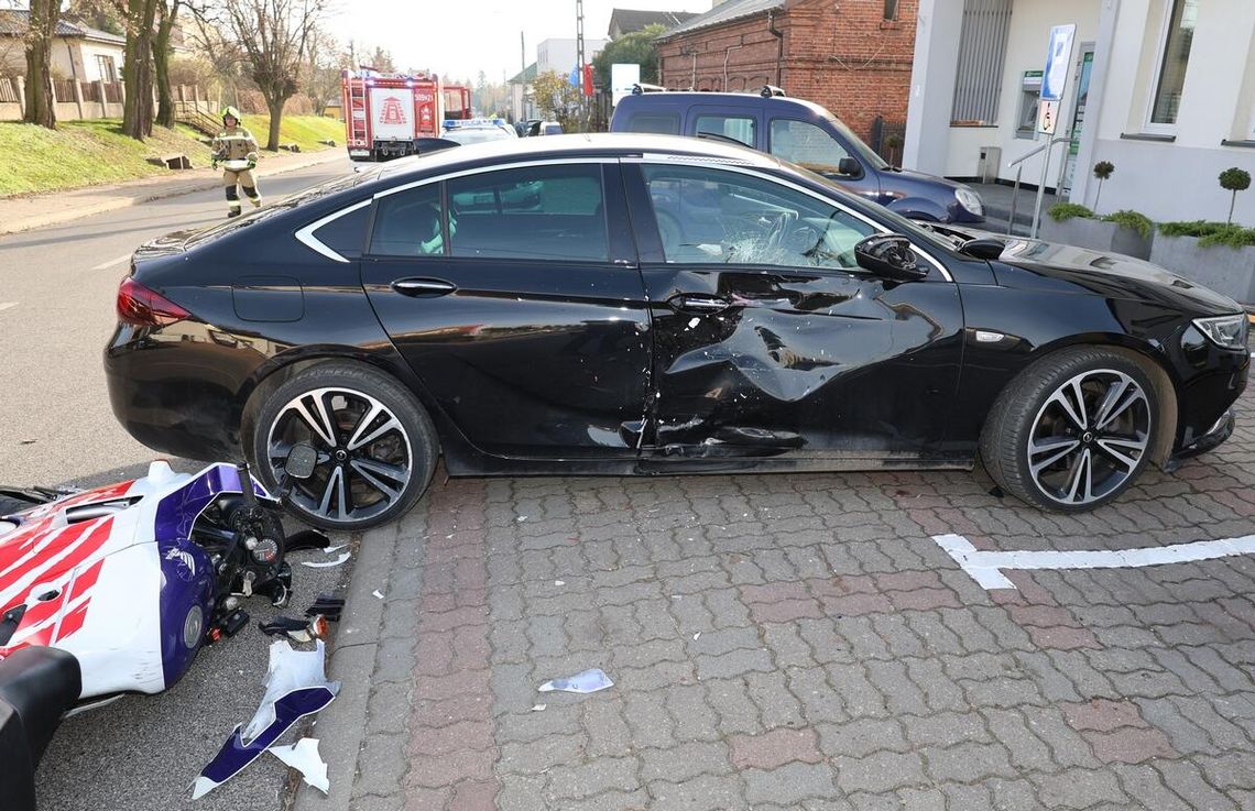 Młody kierowca nie ustąpił pierwszeństwa hondzie. Poszkodowany motocyklista zabrany do szpitala Młody kierowca nie ustąpił pierwszeństwa hondzie. Poszkodowany motocyklista zabrany do szpitala