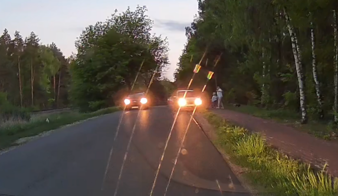 Młody kierowca prawie rozjechał ludzi na chodniku. Uważa, że nic się nie stało