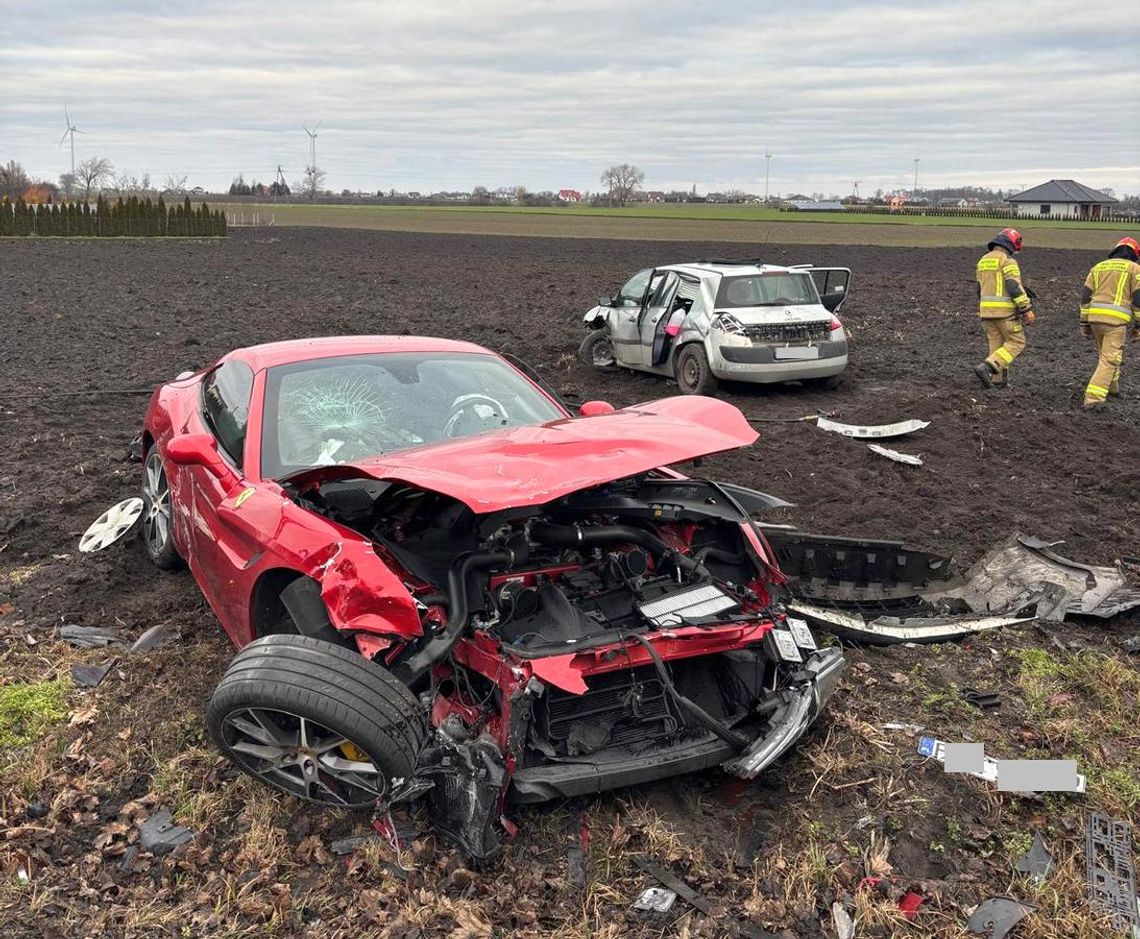 Młody kierowca renault wymusił pierwszeństwo na skrzyżowaniu. Skasował drogie ferrari [FOTO]