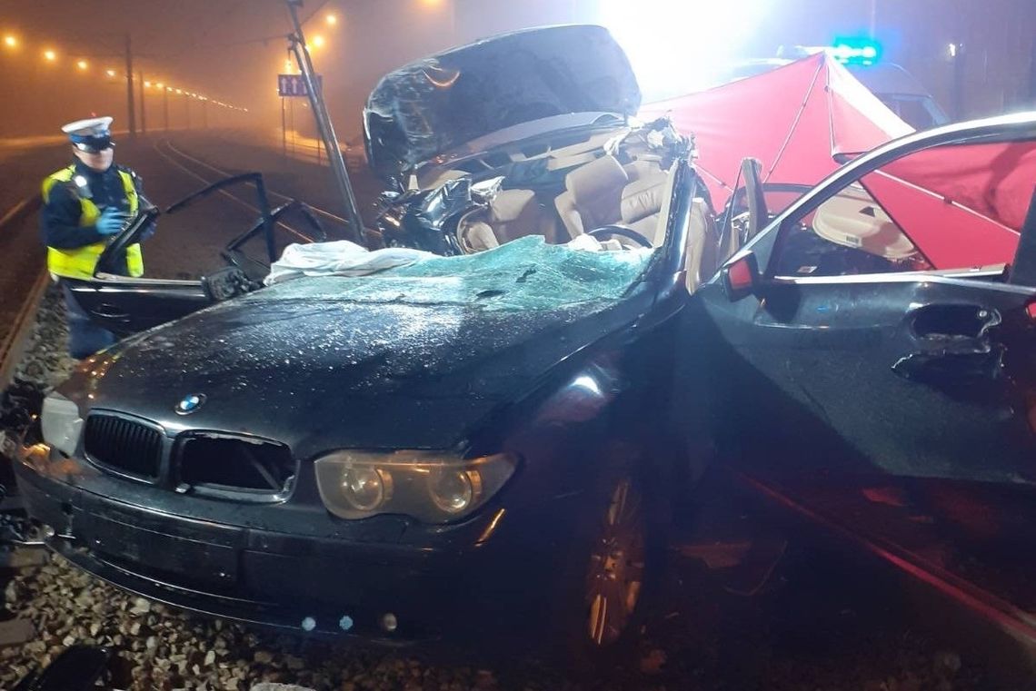 Młody kierowca rozbił auto na betonowym słupie. W wypadku zginęła 22-letnia pasażerka