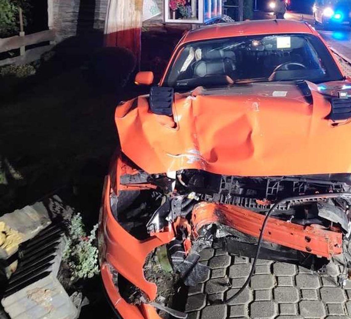 Młody kierowca rozbił forda mustanga. Wyjeżdżając z zakrętu nie opanował auta i wjechał w latarnię Młody kierowca rozbił forda mustanga. Wyjeżdżając z zakrętu nie opanował auta i wjechał w latarnię