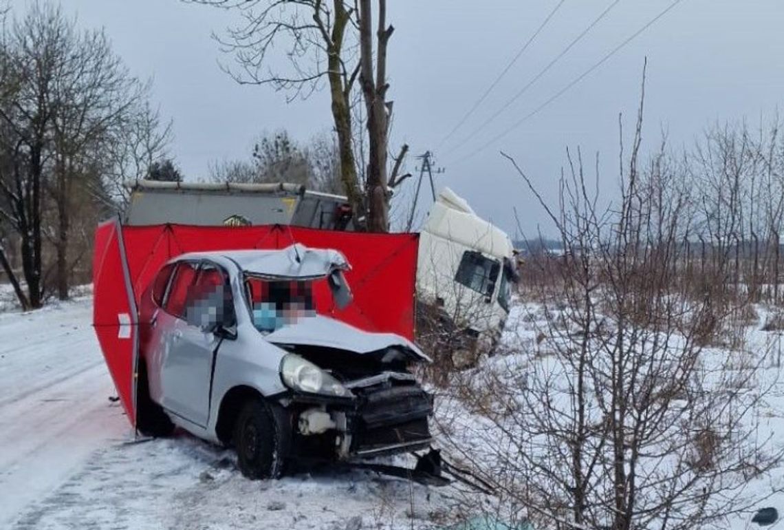 Młody kierowca wpadł w poślizg na ośnieżonej drodze i uderzył w ciężarówkę. Życia 19-latka nie udało się uratować