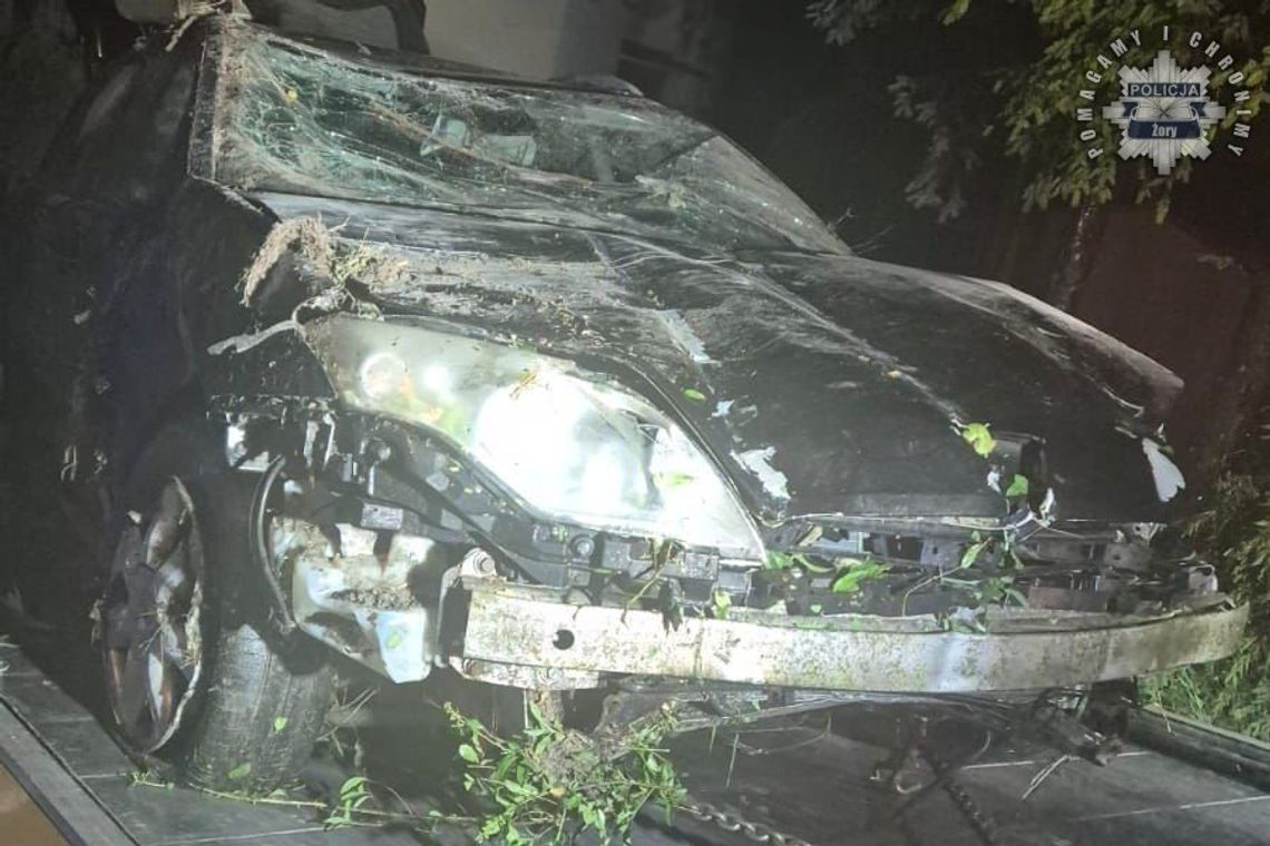 Młody kierowca z Ukrainy zagapił się w telefon i nie zauważył ronda. Przejechał prosto, a potem dachował