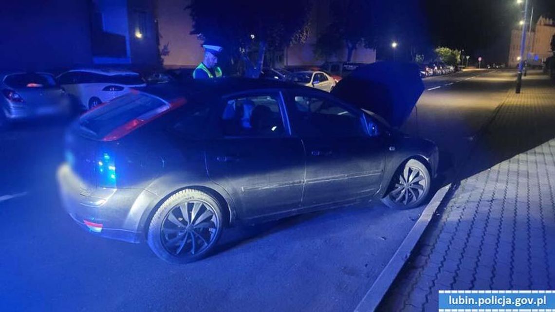 Młody mężczyzna pchał w nocy samochód na rondzie. Chciał dotrzeć do dziewczyny