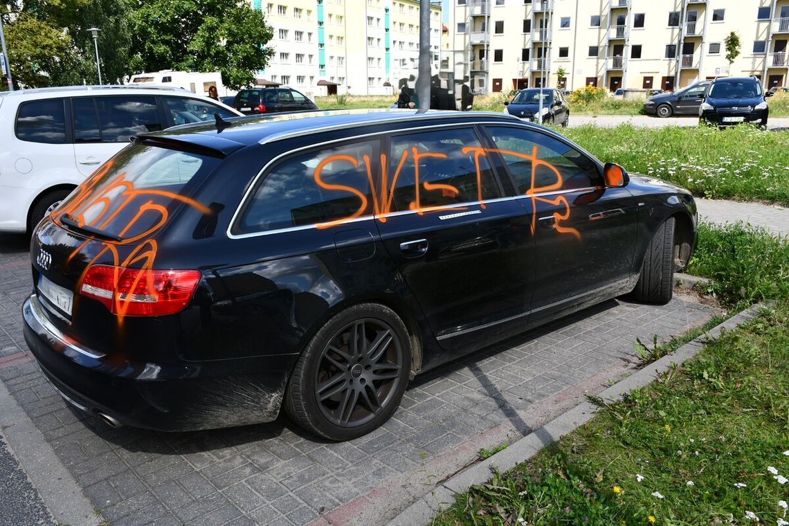 Młody mężczyzna sprayem zniszczył samochody i budynki. Straty idą w tysiące złotych Młody mężczyzna sprayem zniszczył samochody i budynki. Straty idą w tysiące złotych
