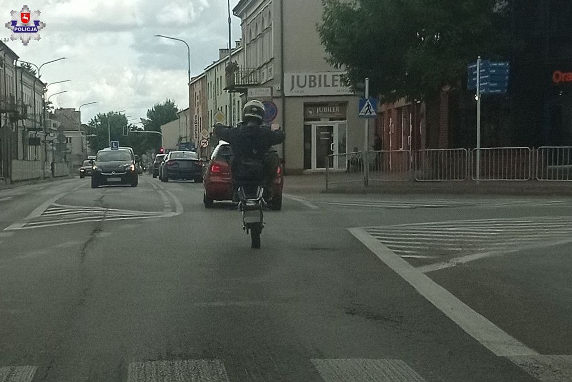 Młody motocyklista popisywał się jazdą na jednym kole. Dostał 30 punktów. Będzie ponownie zdawał egzamin na prawko