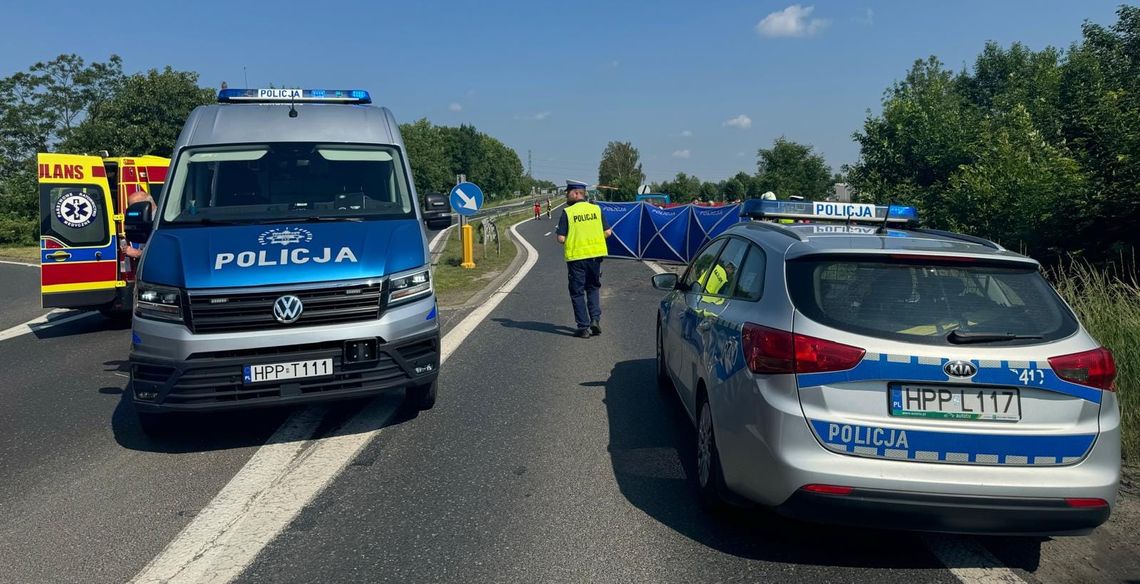 Młody motocyklista zginął po uderzeniu w lawetę zawracającą na skrzyżowaniu