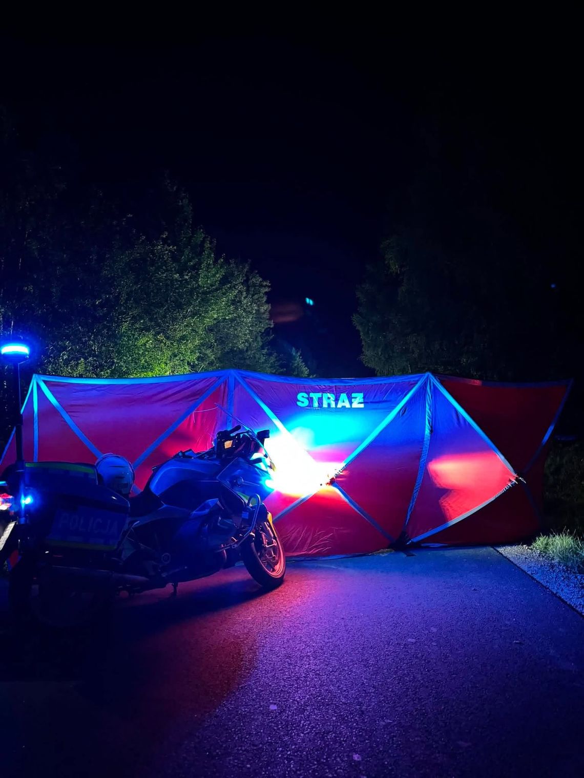 Młody motocyklista zjechał z drogi i uderzył w bariery. 24-latek zginął na miejscu Młody motocyklista zjechał z drogi i uderzył w bariery. 24-latek zginął na miejscu
