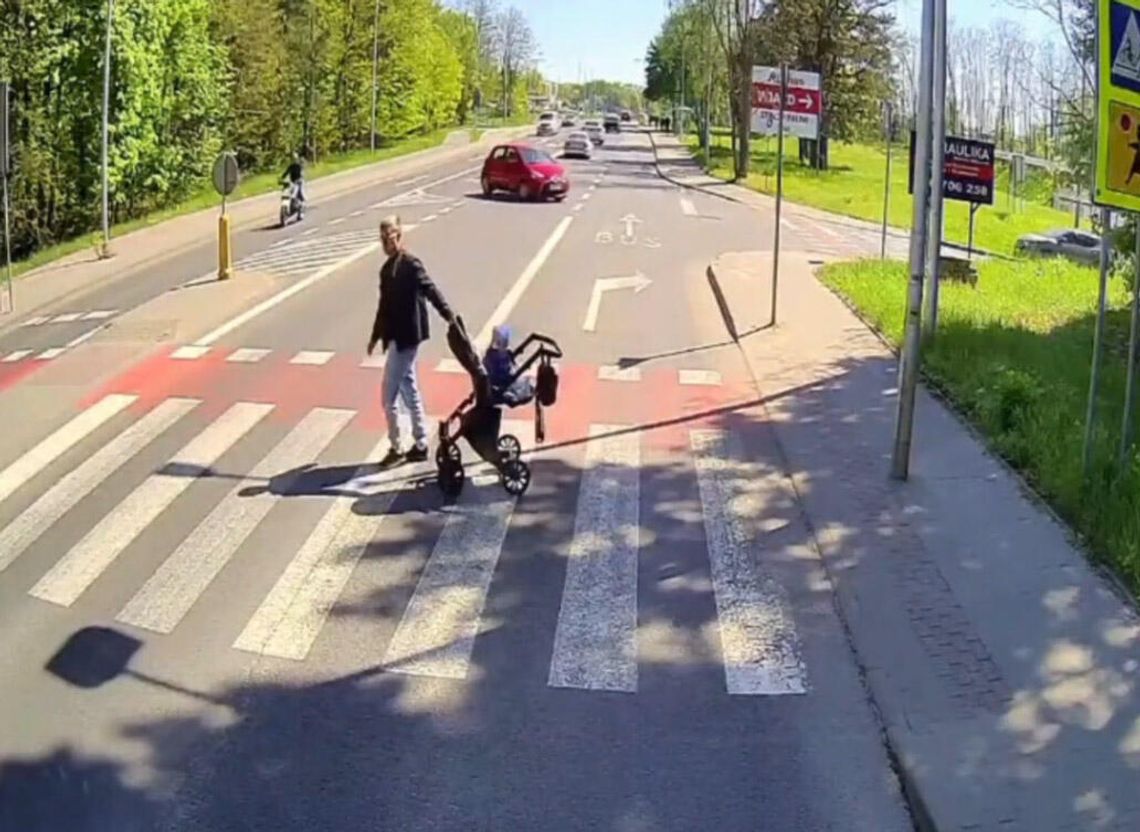 Młody ojciec z dzieckiem w wózku nie mógł przejść przez pasy. Kierowcy przejeżdżali mu przed nogami