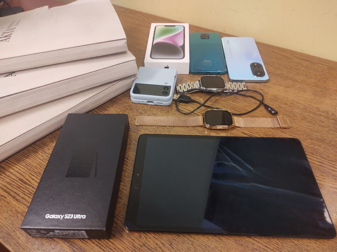 Młody pracownik salonu telefonii oszukiwał seniorów. Dopisywał sprzęt do ich umów