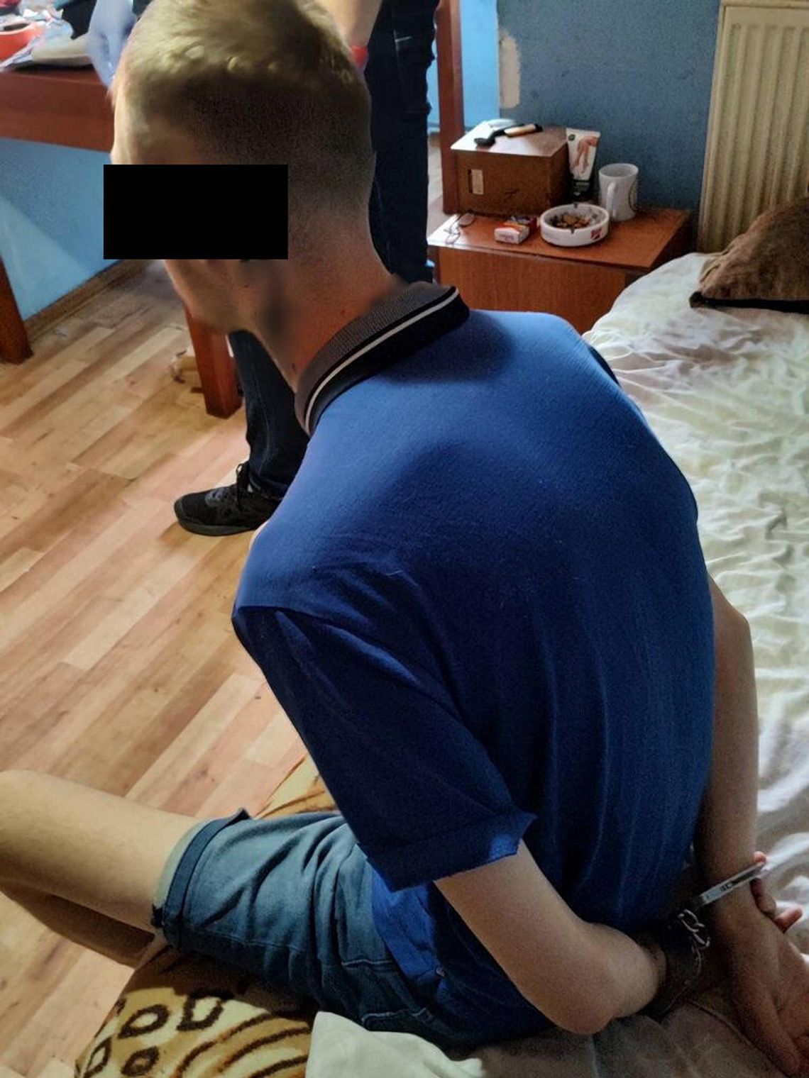 Młody pseudokibic zatrzymany z narkotykami za 150 tysięcy złotych. Ukrywał je w pralce i pod podłogą