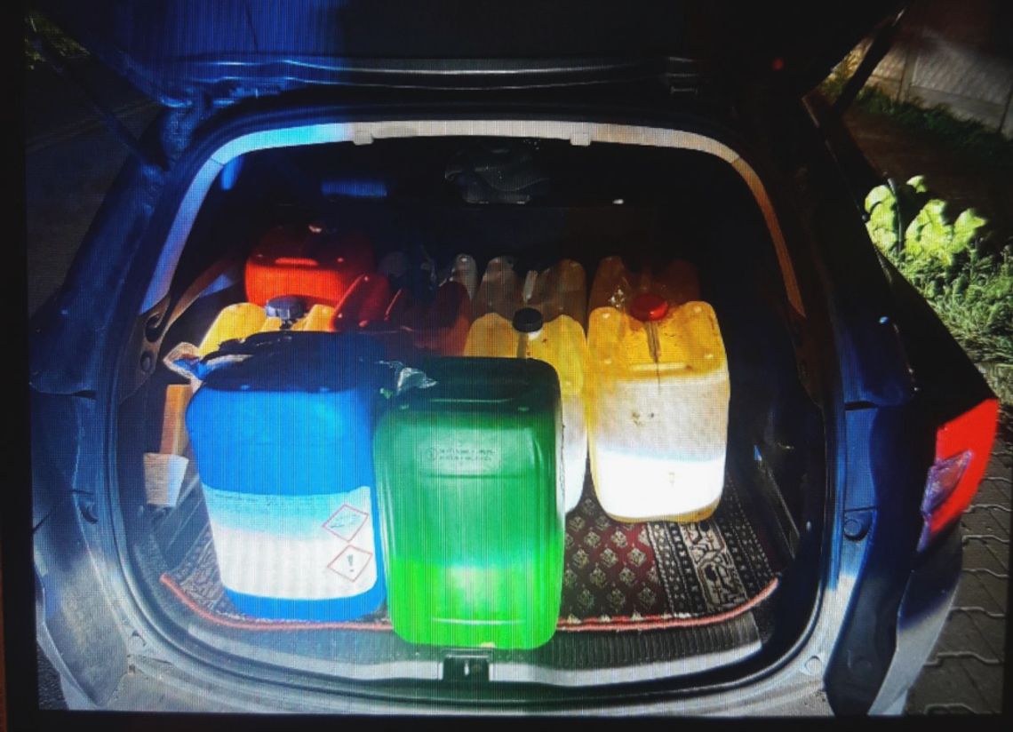 Młody recydywista przy użyciu wkrętarki włamywał się do samochodów i kradł paliwo