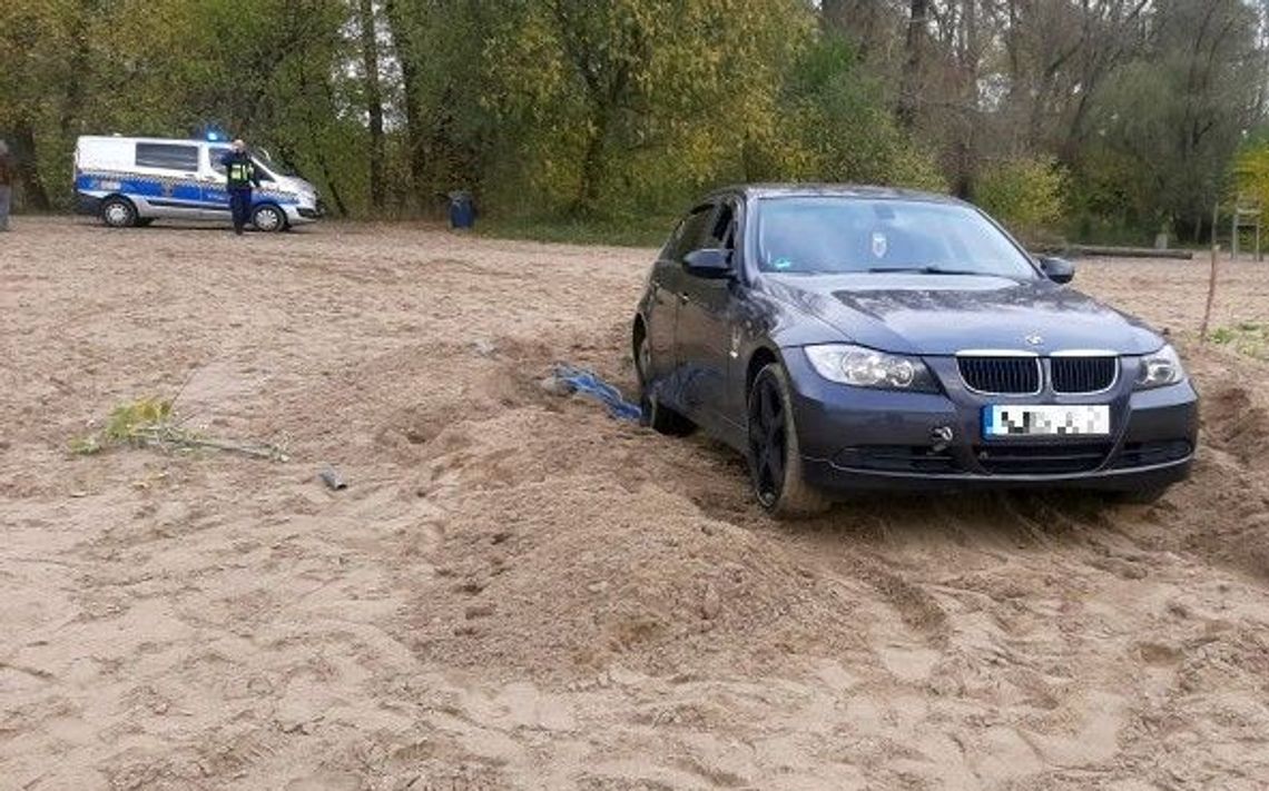 Młody Tadżyk kupił bmw i jeździł nim po plaży w Warszawie aż utknął. Nie był w stanie się wytłumaczyć