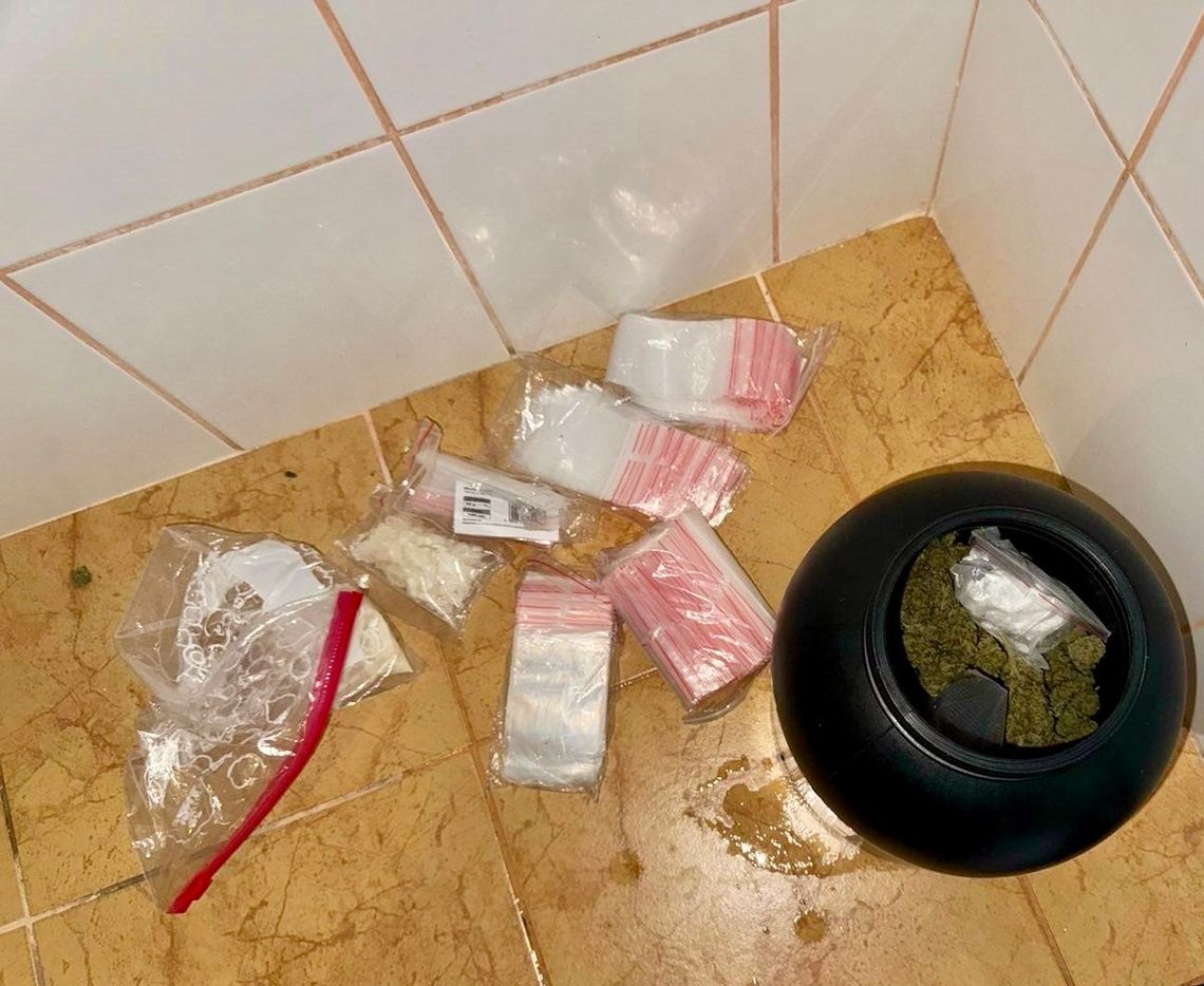 Młodzi dilerzy pojechali z towarem nad morze. Wpadli, bo porzucili auto z pieniędzmi i kluczem do pokoju