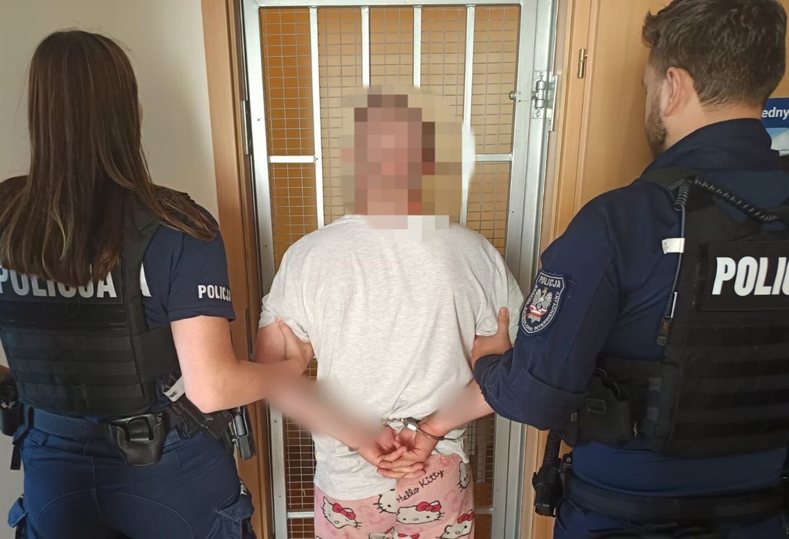 Młodzi mężczyźni zatrzymani z narkotykami. Wpadli, bo jeden z nich leżał obok auta