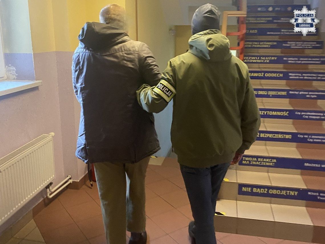 Młodzi mężczyźni brutalnie napadli na staruszkę. Spryskali ją gazem i ukradli torebkę Młodzi mężczyźni brutalnie napadli na staruszkę. Spryskali ją gazem i ukradli torebkę