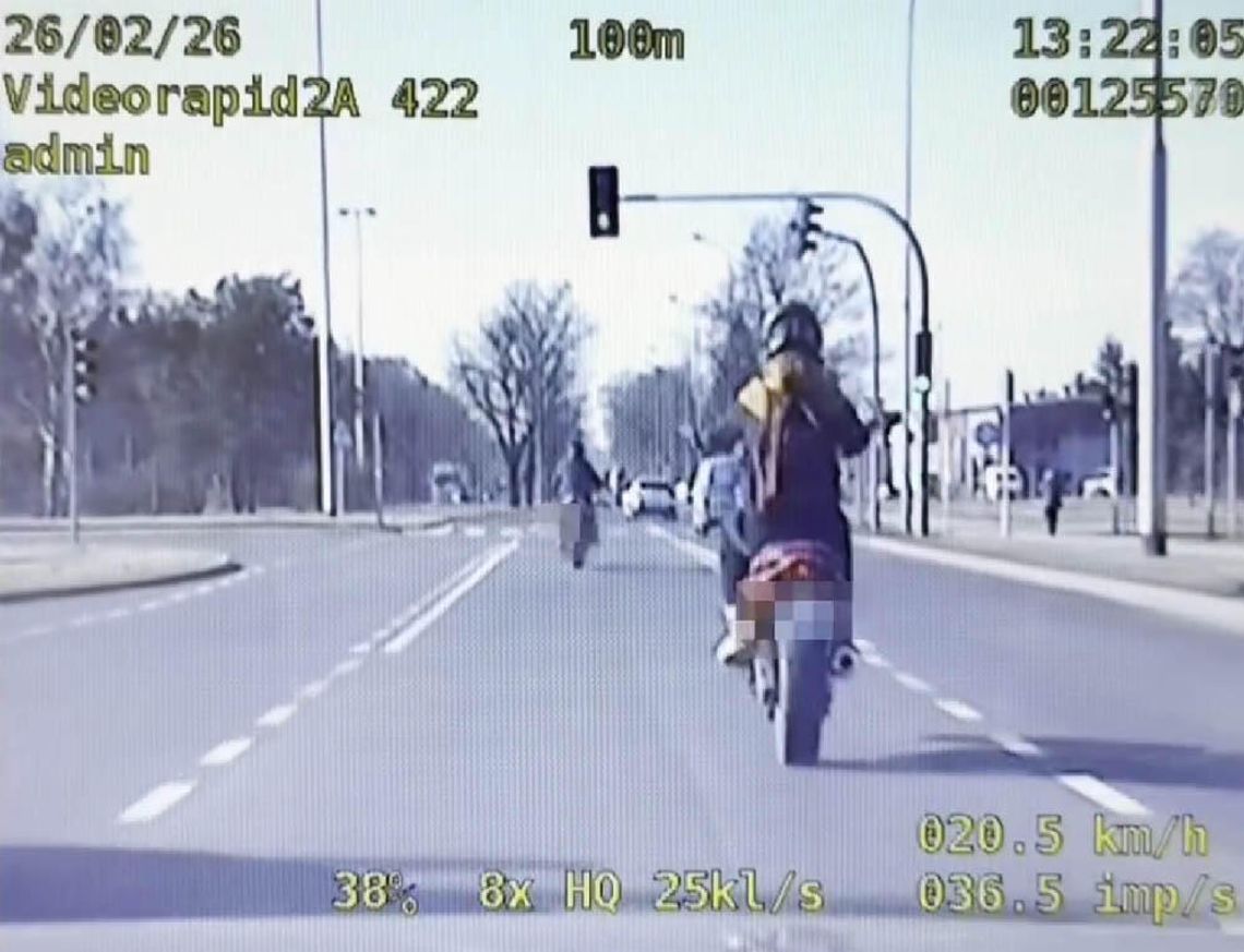 Młodzi motocykliści bardzo kiepsko rozpoczęli sezon. Nie wiedzieli, że jedzie za nimi nieoznakowany radiowóz