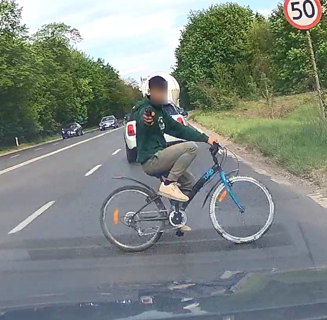 Młodzi Romowie terroryzowali miasto. Napadli na dzieci, potem mierzyli z „broni” do kierowcy. WIDEO