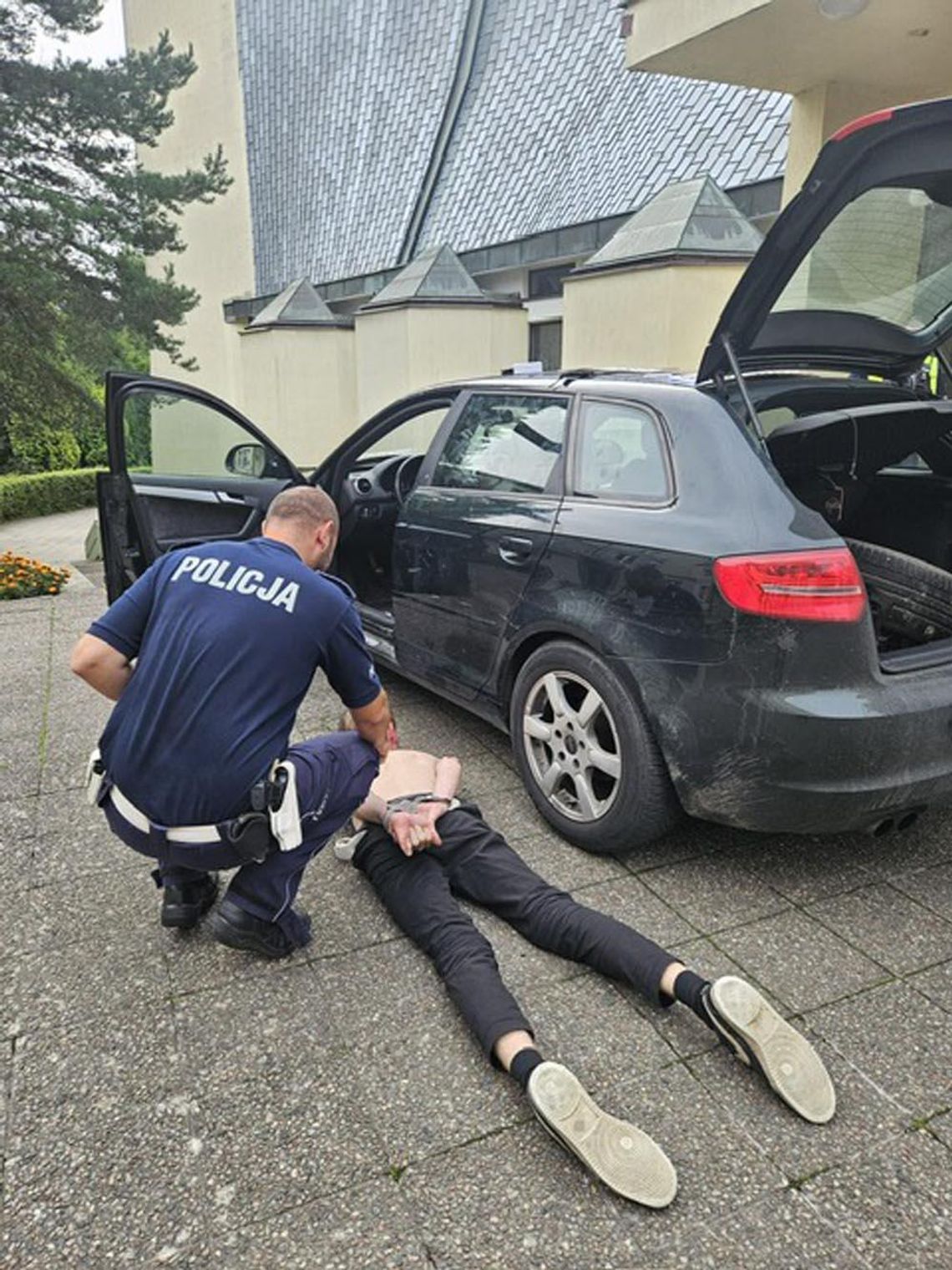 Młodzi, uzbrojeni w maczetę i bez hamulców. Szaleńcza ucieczka przywłaszczonym Audi zakończona na policyjnej blokadzie Młodzi, uzbrojeni w maczetę i bez hamulców. Szaleńcza ucieczka przywłaszczonym Audi zakończona na policyjnej blokadzie