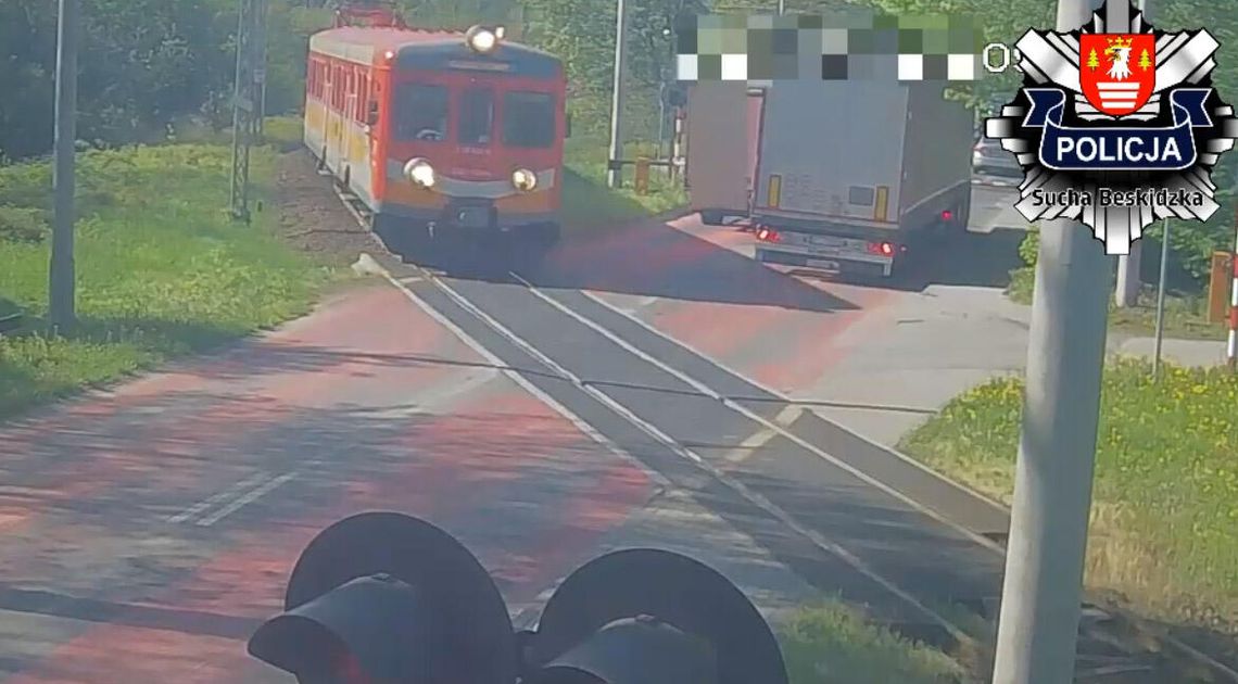 Mniejszy pojechał za większym. Obaj utknęli na przejeździe kolejowym. Kierowcy namierzeni i ukarani