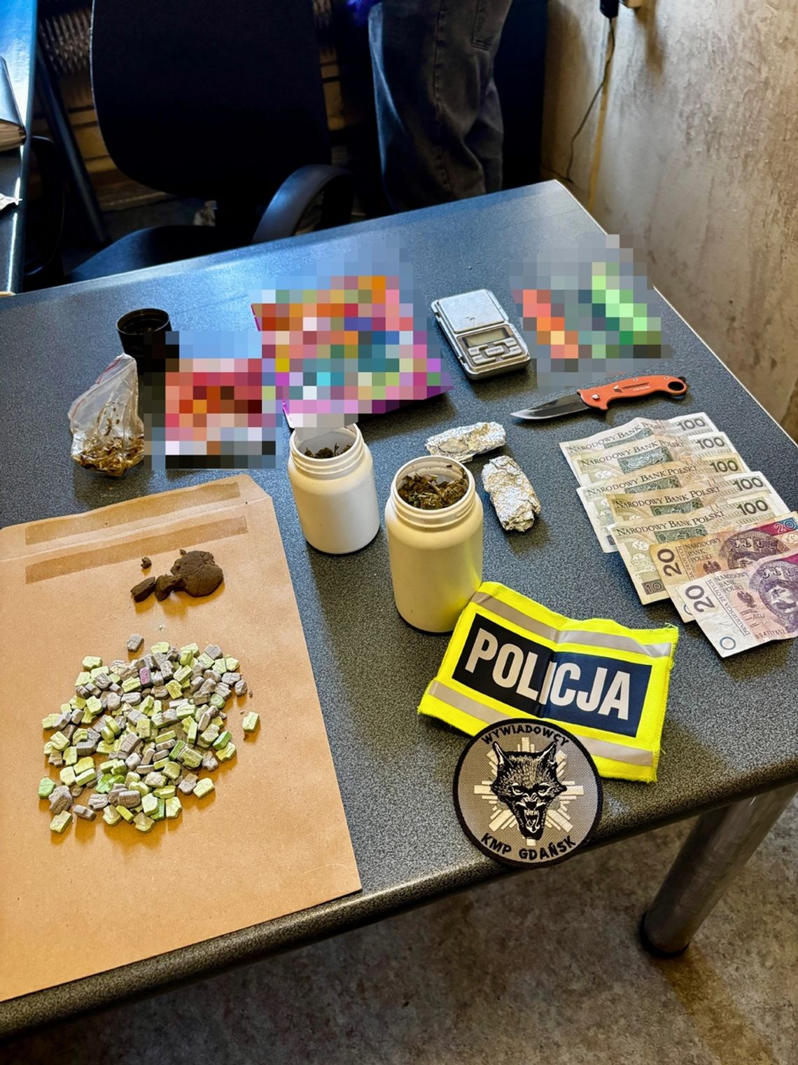 Mołdawianin bił i kopał policjanta podczas zatrzymania. W plecaku miał cztery rodzaje narkotyków