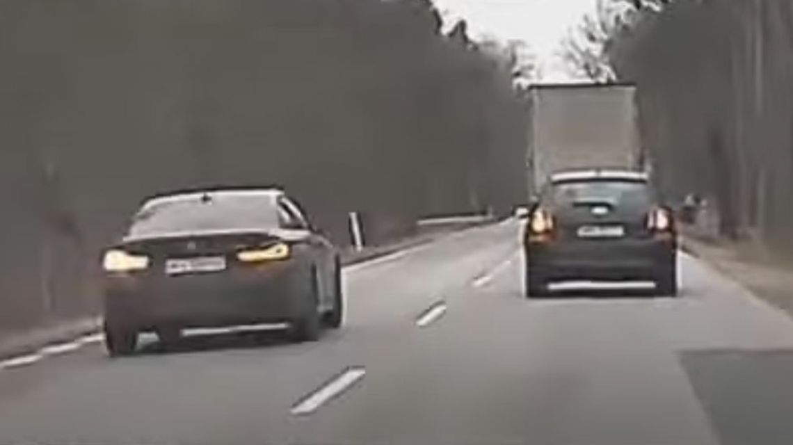 Moment śmiertelnego wypadku pod Warszawą. Kierowca BMW wyprzedał kolumnę samochodów. WIDEO