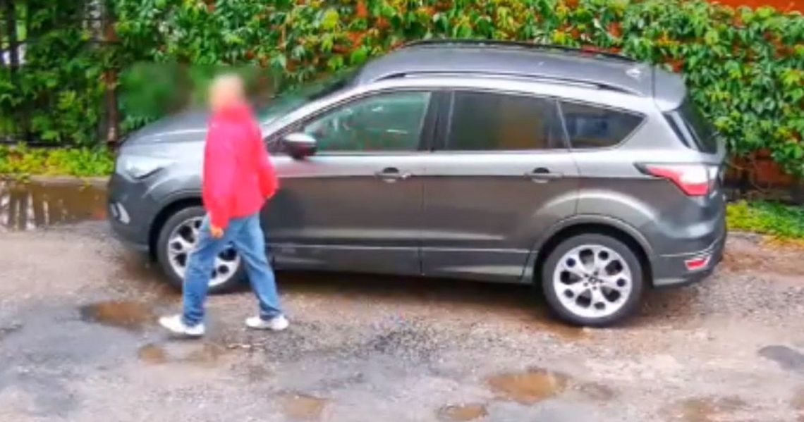 Monitoring nagrał złośliwego 55-latka. Przerysował samochód sąsiada, z którym był skłócony [WIDEO]