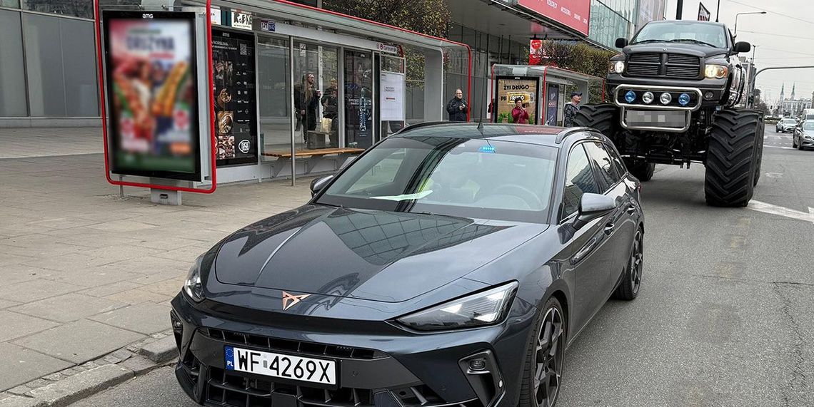 Monster truck w centrum Warszawy. Policja tłumaczy, dlaczego auto zostało odholowane