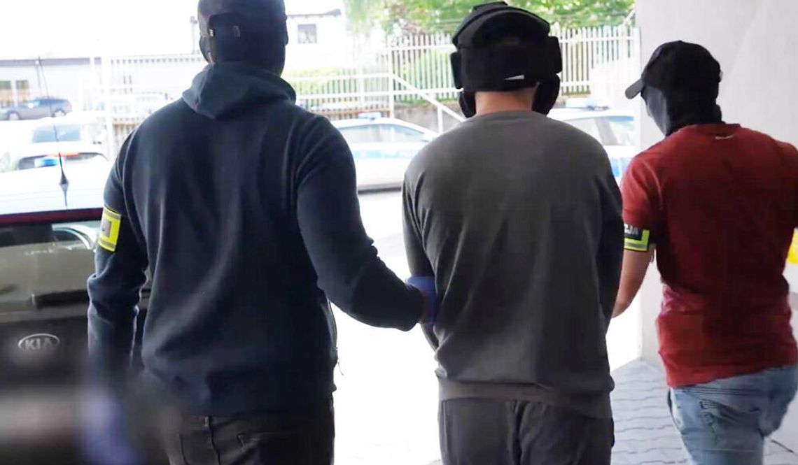 Morderca ze szpitala w Krakowie doprowadzony do prokuratury. To strażnik więzienny