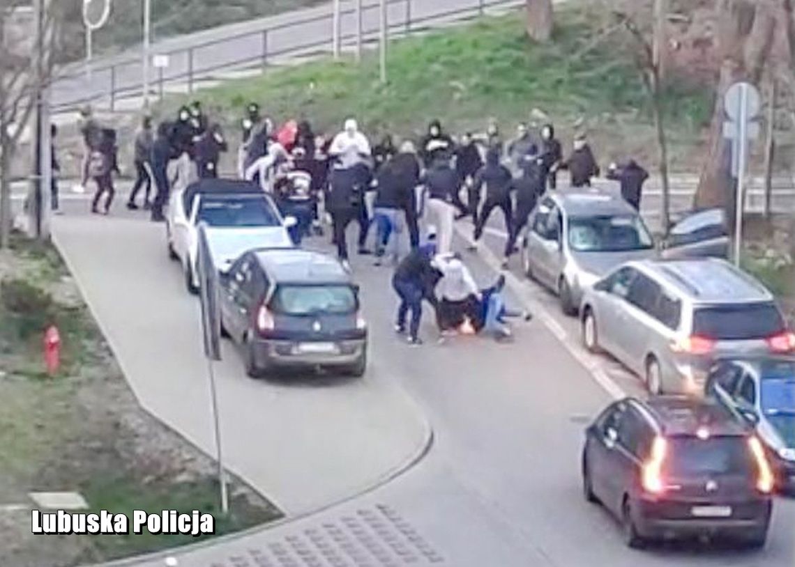 Mordobicie na środku ulicy. Starcie dwóch grup kiboli nagrał monitoring [WIDEO]