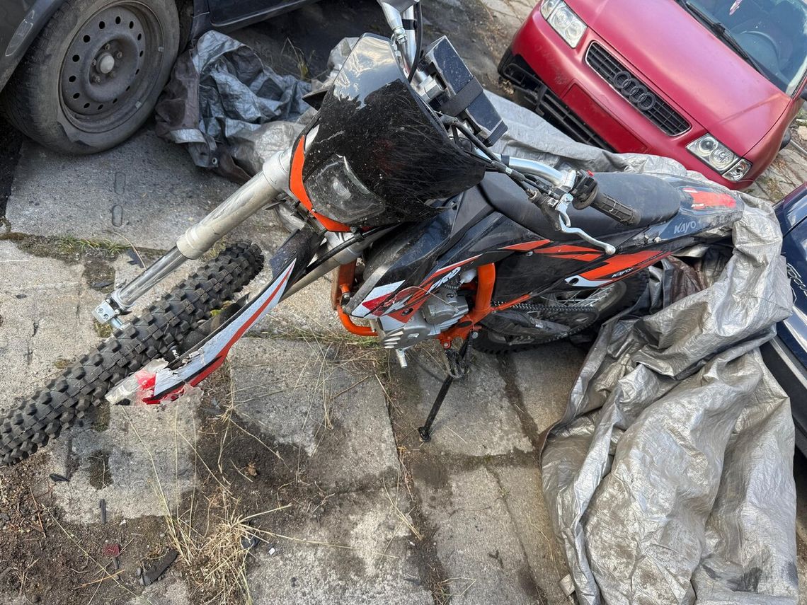Motocykl crossowy zderzył się z quadem w lesie. Ranny 40-latek zabrany do szpitala Motocykl crossowy zderzył się z quadem w lesie. Ranny 40-latek zabrany do szpitala