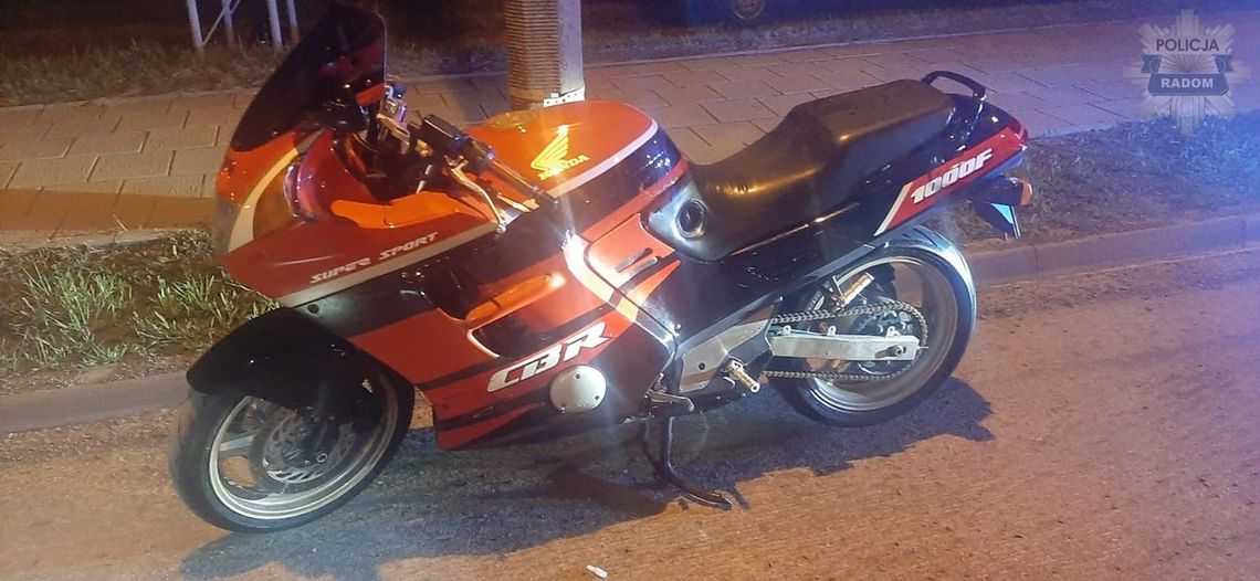 Motocykl miał fałszywą tablicę kupioną w internecie. Na tym problemy jadącego nim mężczyzny dopiero się zaczęły