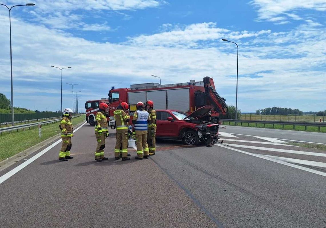 Motocykl wjechał w tył samochodu ciężarowego. Poważny wypadek na drodze ekspresowej nr 17