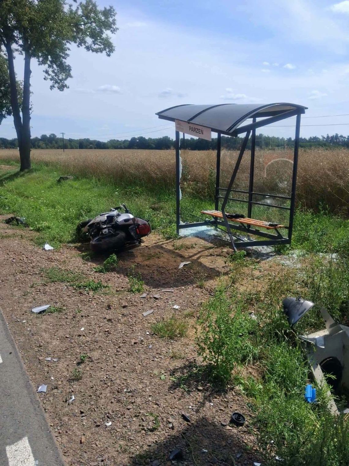 Motocykl wypadł z drogi i uderzył w przystanek autobusowy. Kierowca trafił do szpitala Motocykl wypadł z drogi i uderzył w przystanek autobusowy. Kierowca trafił do szpitala