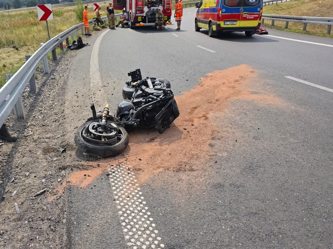 Motocykl wypadł z toru jazdy. Kierowca z ciężkimi obrażeniami trafił do szpitala