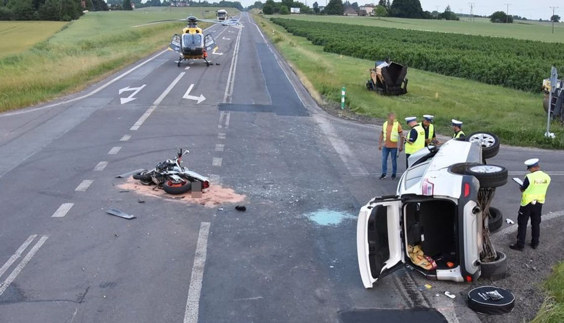 Motocykl z impetem wjechał w forda, taranując go. Oboje kierowców zginęło