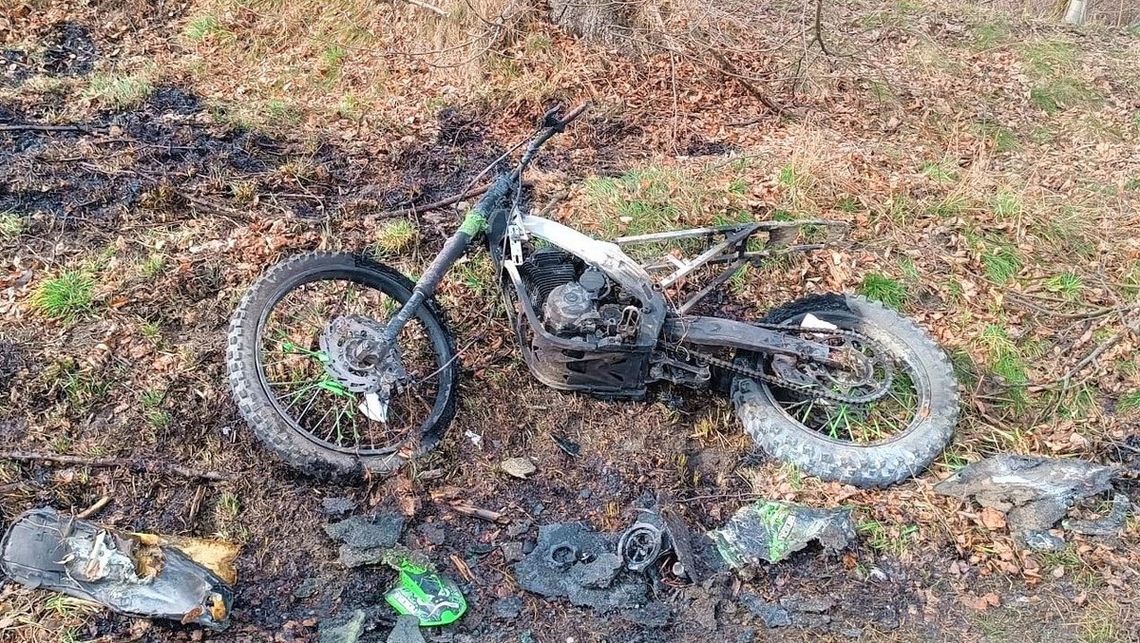 Motocykl zapalił się w trakcie jazdy. Kierowca porzucił go na poboczu i zniknął, szuka go policja