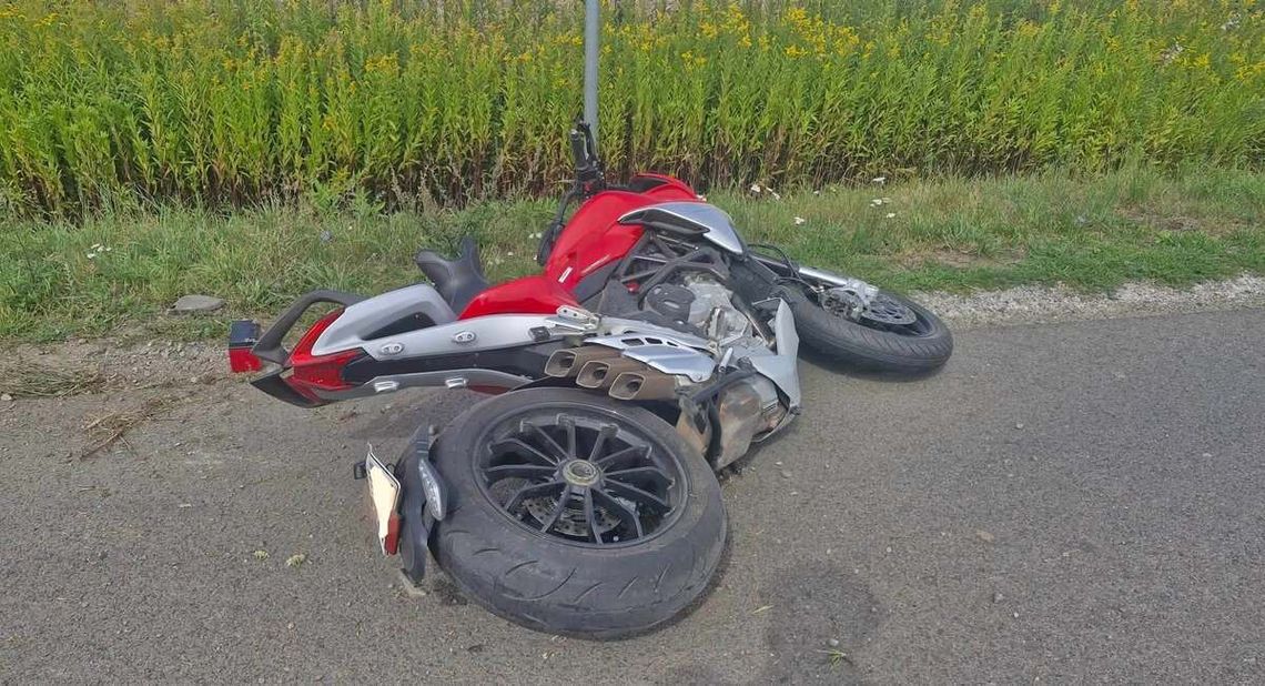 Motocyklista zderzył się z rowerzystą podczas wyprzedzania. Obaj kierujący trafili do szpitali Motocyklista zderzył się z rowerzystą podczas wyprzedzania. Obaj kierujący trafili do szpitali