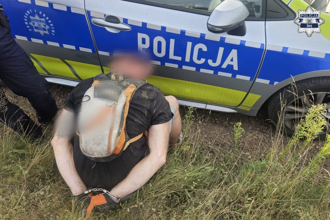 Motocyklista bał się problemów i dlatego uciekał policji. Narobił ich sobie tylko jeszcze więcej Motocyklista bał się problemów i dlatego uciekał policji. Narobił ich sobie tylko jeszcze więcej