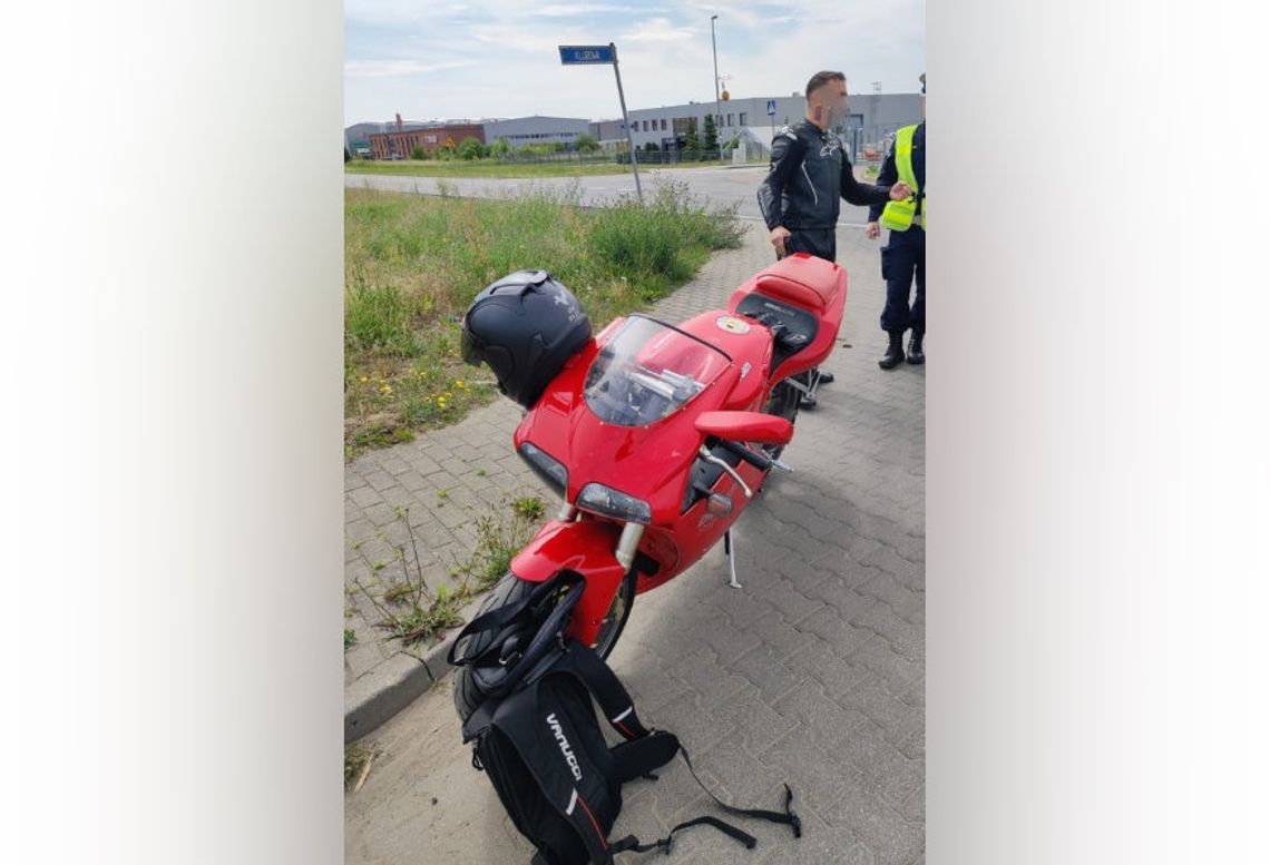 Motocyklista celowo wygiął tablicę i oblepił ją naklejkami. Myślał, że będzie bezkarny