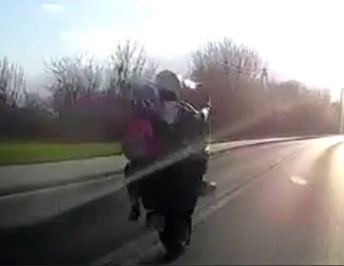 Motocyklista chciał popisać się na drodze, zaliczył spektakularną glebę. WIDEO