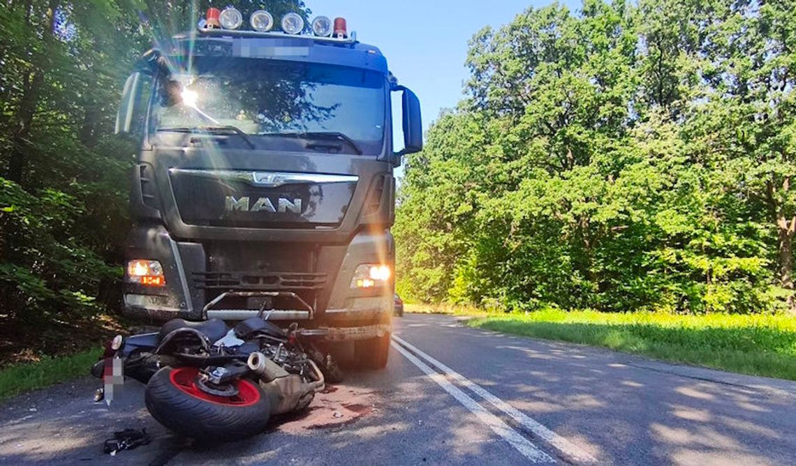 Motocyklista chciał uniknąć zderzenia z ciężarówką. Zderzył się czołowo z kolejnym tirem Motocyklista chciał uniknąć zderzenia z ciężarówką. Zderzył się czołowo z kolejnym tirem