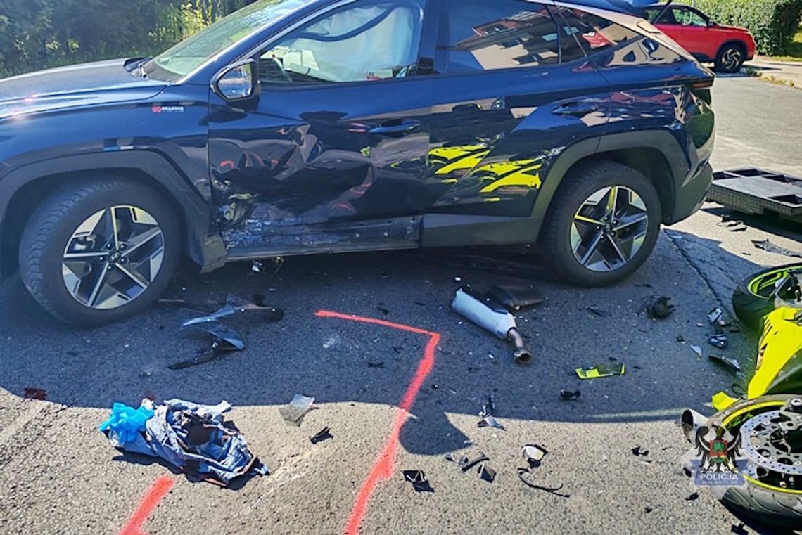 Motocyklista ciężko ranny po wjechaniu w osobówkę. Kierująca autem zajechała mu drogę