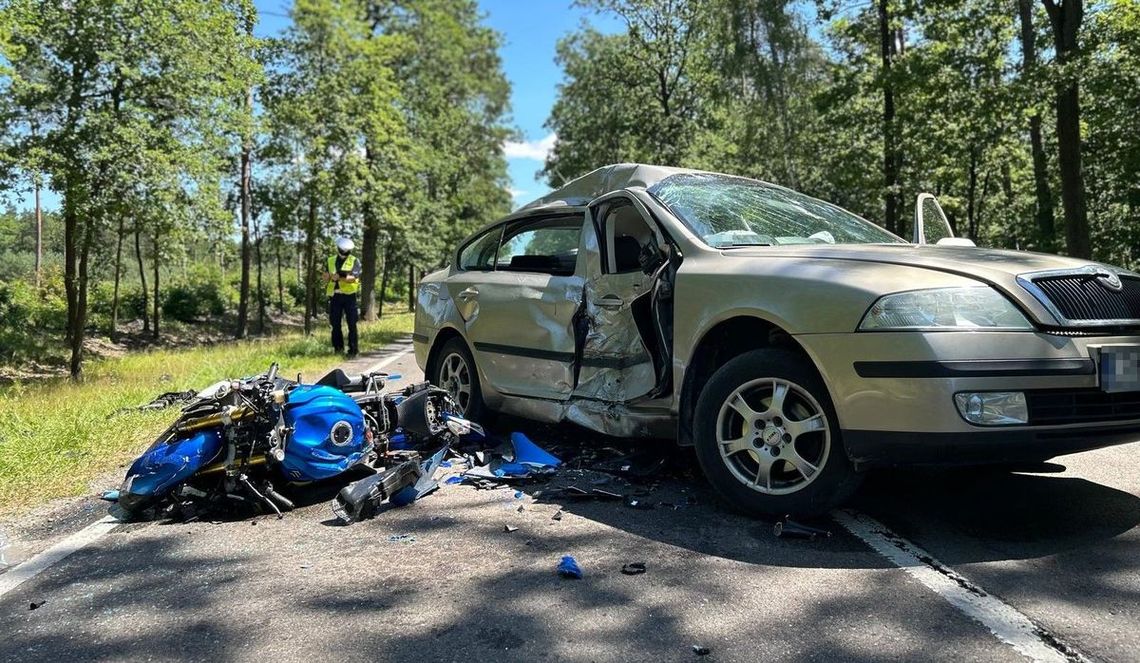 Motocyklista ciężko ranny po zderzeniu z osobówką. Kierująca skodą zajechała mu drogę
