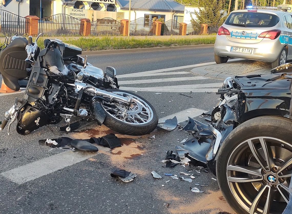 Motocyklista i pasażerka ranni po zderzeniu z BMW. Kierowca osobówki zajechał im drogę