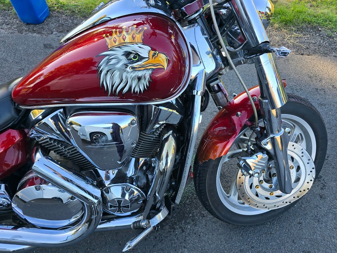 Motocyklista "jechał na zderzaku" aż uderzył w auto przed nim. Został zabrany do szpitala Motocyklista "jechał na zderzaku" aż uderzył w auto przed nim. Został zabrany do szpitala